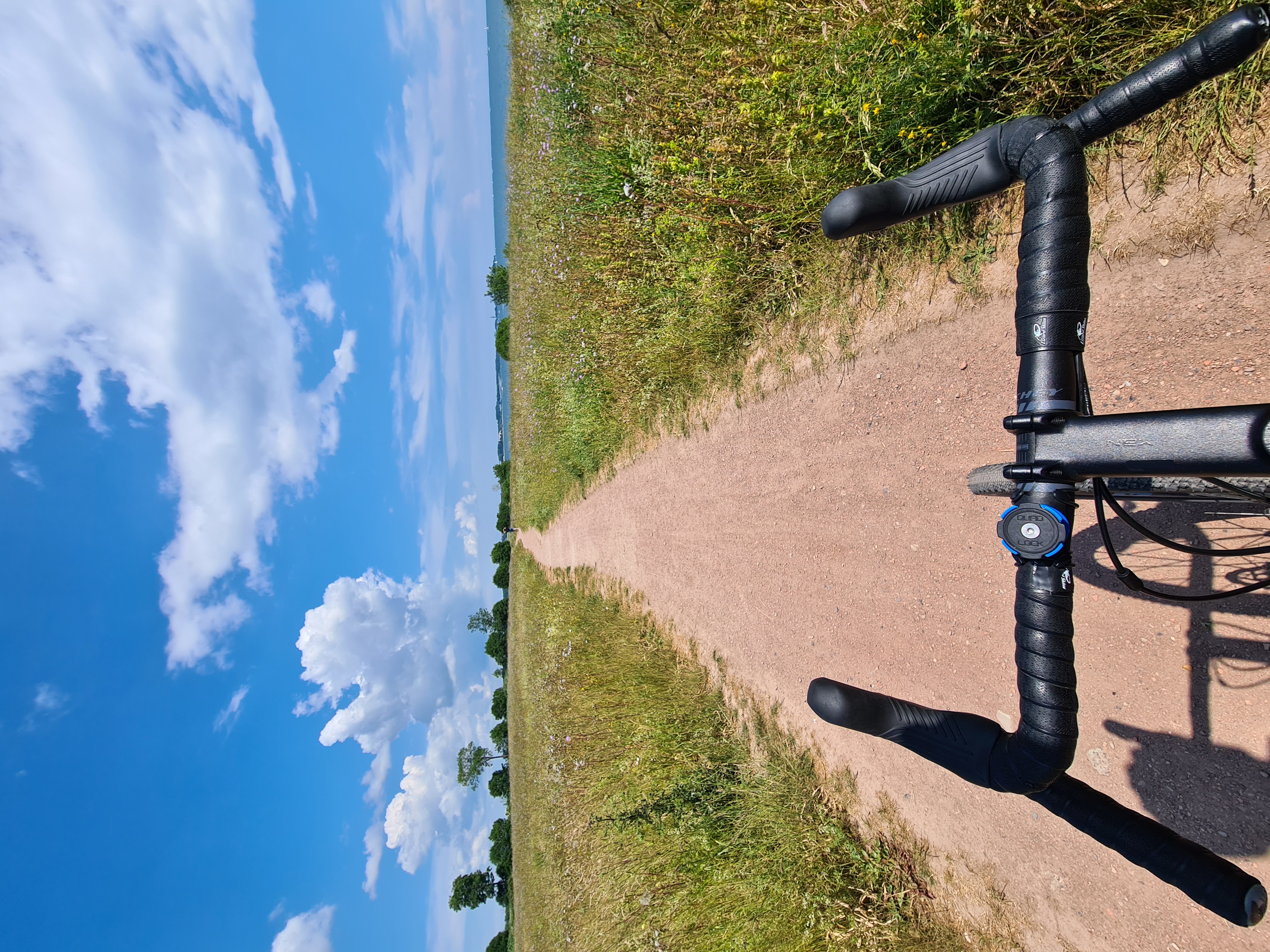 Gravel Biker in der Natur von oben